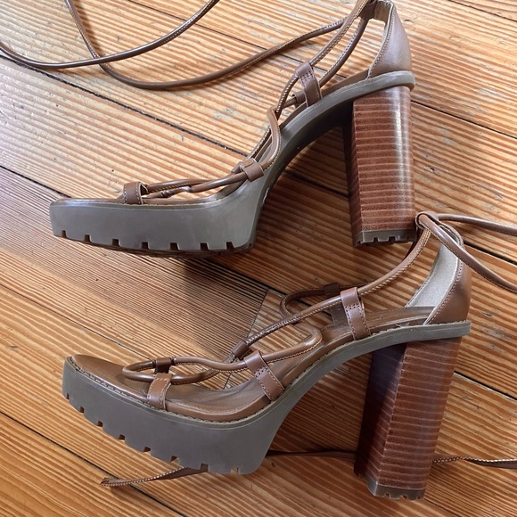 NWOB MICHEAL Micheal Kors Vero Leather Platform
Sandal in Luggage Sz 10. - Picture 8 of 12